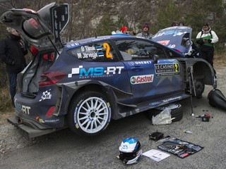 Ott Tanak opravuje svoje auto počas rely Monte Carlo.