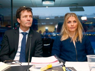 Nórska bežkyňa na lyžiach Therese Johaugová a jej právnik Christian B. Hjort.
