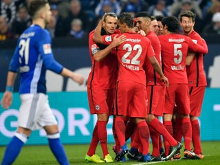 Hráči Frankfurtu zdolali Schalke a v nemeckej lige im patrí už tretia priečka