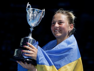 Kosťuková pózuje s trofejou pre juniorského víťaza Australian Open.