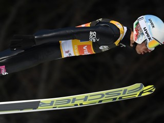 Líder Svetového pohára Kamil Stoch predvádza svoj skok v rámci súťaže družstiev. Aj on prispel k triumfu poľského družstva.