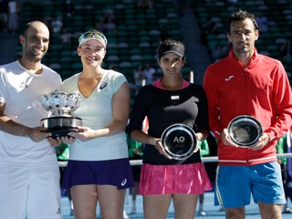 Americká tenistka Abigail Spearsová s Kolumbijčanom Juanom Sebatianom Cabalom (pár vľavo) sa stali víťazmi mixu na grandslamovom turnaji Australian Open v Melbourne.