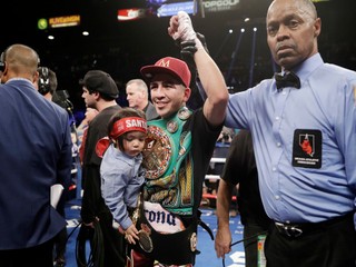 Mexický boxer Leo Santa Cruz zdolal Brita Carla Framptona na body a získal späť titul majstra sveta v perovej váhe organizácie WBA.