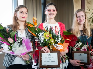Ocenené triatlonistky, zľava: Kristína Jesenská na 3. mieste, víťazka ankety Romana Gajdošová a Lýdia Drahovská na 2. mieste počas vyhlasovania výsledkov 24. ročníka ankety Slovenskej triatlonovej únie (STÚ) Triatlonista roka 2016.