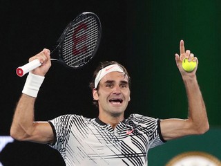 Švajčiarsky tenista Roger Federer sa teší po výhre nad Španielom Rafaelom Nadalom vo finále mužskej dvojhry na grandslamovom turnaji Australian Open v Melbourne.