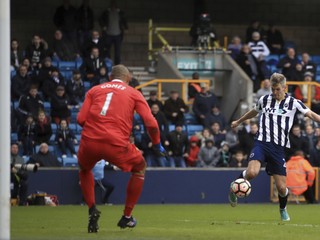 Steve Morison (vpravo) z Milwallu skóruje do siete Watfordu.