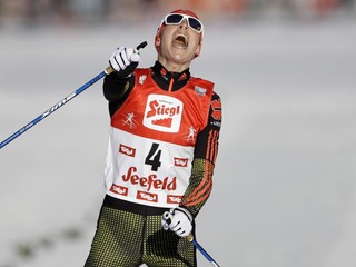 Eric Frenzel oslavuje nedeľňajšie víťazstvo.