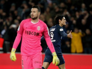 Edinson Cavani oslavuje gól do siete Monaka. Tímu napokon priniesol iba bod.