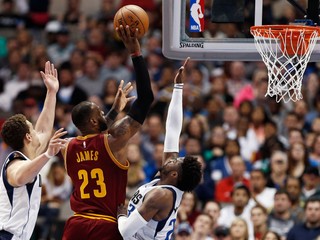 LeBron James (druhý zľava) z Clevelandu zakončuje na kôš v zápase proti Dallasu.