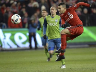 Sebastian Giovinco (vpravo) momentálne pôsobí v drese Toronta.