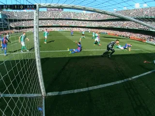 Vlnu rozhorčenia vyvolala situácia, keď rozhodca neuznal jasný gól Barcelony v zápase proti Betisu Sevilla.