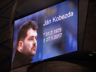 Pred dohrávaným zápasom Košíc s Trenčínom si uctili pamiatku zosnulého trénera a generálneho manažéra Dukly Jána Kobezdu.