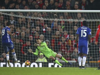 Diego Costa (vľavo) zahráva pokutový kop, ktorý chytá brankár Liverpoolu Simon Mignolet.