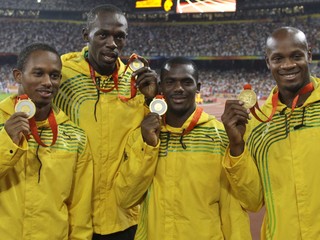 Členovia víťaznej jamajskej štafety z olympijských hier 2008 v Pekingu - zľava Michael Fraser, Usain Bolt, Nesta Carter a Asafa Powell.