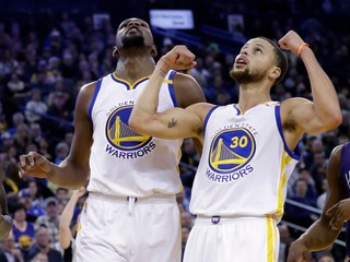 Stephen Curry (vpravo) podal ďalší výnimočný výkon.