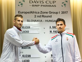 Martin Kližan (vľavo) a Attila Balázs odohrajú úvodný zápas.