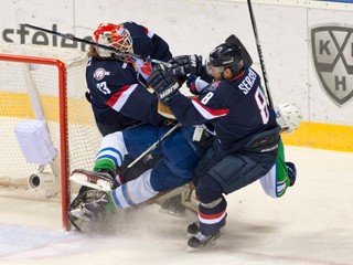 Slovan vo štvrtkovom zápase nastúpi bez obrancu Michala Sersena (vpravo) aj brankára Barryho Brusta (vľavo).