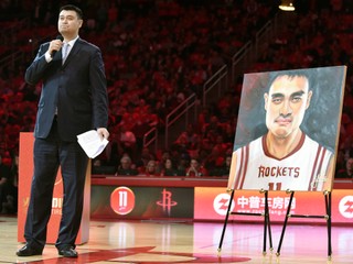 Čínsky basketbalový pionier v NBA Jao Ming sa po septembrovom uvedení do Naismithovej siene slávy dočkal ďalšej veľkej pocty.
