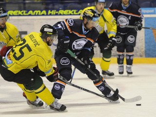 Na snímke v strede Rudolf Huna (Košice) vľavo Marcel Holovič (Žilina) v zápase 43. kola hokejovej Tipsport ligy medzi HC Košice - MsHK Žilina.