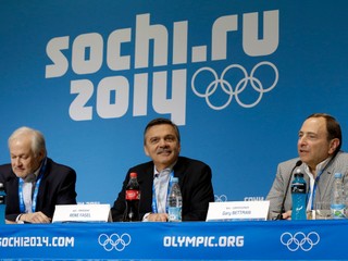 Na fotografii z februára 2014 počas talčovej konferencie Don Fehr (vľavo), René Fasel (v strede) a Gary Bettman (vpravo).