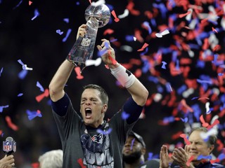 Tom Brady dvíha nad hlavu víťaznú trofej.