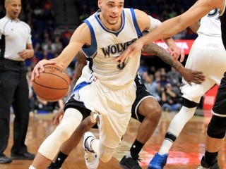 Dvojnásobný kráľ smečiarov v basketbalovej NBA Zach LaVine si pretrhol predný krížny väz v ľavom kolene a sezóna 2016/2017 sa preňho skončila.