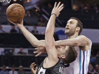 Miles Plumlee (vpravo) zo Charlotte sa pokúša presadiť pod košom cez Joea Harrisa z Brooklynu.