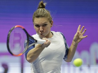 Rumunská tenistka Simona Halepová odvracia úder Chorvátky Any Konjuhovej v zápase 2. kola ženskej dvojhry na tenisovom turnaji WTA v Petrohrade.