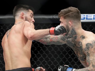 Dominick Cruz, vľavo, a Cody Garbrandt.