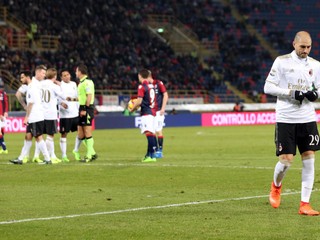 Gabriel Paletta (vpravo) odchádza z ihriska po svojom vylúčení.