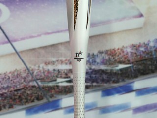 Na snímke olympijská pochodeň pre zimné olympijské hry 2018 v juhokórejskom Pjongčangu počas slávnostného odhalenia 9. februára 2017 v juhokórejskom Gang-nunge.