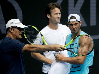 V posledných týždňoch viedol Toni Nadal (vľavo) Rafaela spolu s Carlosom Moyom (v strede).