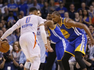 Kevin Durant (vpravo) si prestupom zhoršil aj vzťahy s bývalým spoluhráčom Russellom Westbrookom.