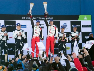 Zľava Märtin Järveoja a Ott Tänak, víťazi Miikka Anttila a Jari-Matti Latvala, a Julien Ingrassa a Sebastein Ogier.