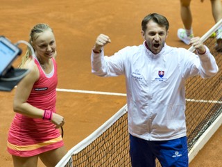 Kapitán Matej Lipták sa raduje s Rebeccou Šramkovou.