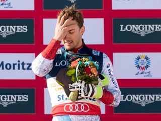 Víťaz kombinácie švajčiarsky lyžiar Luca Aerni (vľavo) si utiera slzy počas kvetinovej ceremónie na majstrovstvách sveta vo švajčiarskom St. Moritzi.