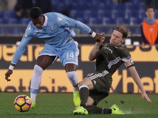 Vľavo Keita z Lazia a Ignazio Abate z AC Miláno v súboji o loptu v zápase 24. kola talianskej Serie A Lazio Rím - AC Miláno.