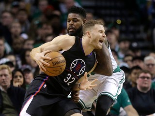 Blake Griffin (s číslom 32) predvádza v drese Los Angeles Clippers skvelé výkony.