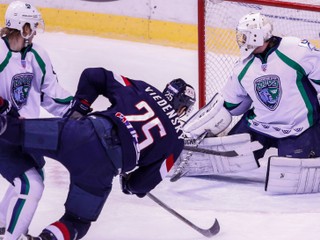 Brankár Vladislav Fokin (vpravo) čelil v drese Jugry Chanty-Mansijsk aj Slovanu Bratislava.