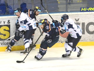 Skúsený Jiří Bicek (s pukom). Gólom zavelil k obratu v stretnutí s Martinom.