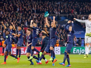 Parížania po zápase ďakujú fanúšikom za podporu. Tí im zase ďakujú za predvedený výkon.