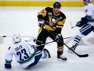 Kapitán Pittsburghu, Sidney Crosby, prispel k hladkému triumfu 4:0 nad Vancouverom jednou asistenciou, čo bol jeho 999. bod v najprestížnejšej hokejovej profilige a 61. v aktuálnej sezóne.