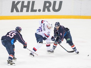 Zľava: Matija Miličič z Medveščak Záhreb, Igor Musatov z HC Slovan Bratislava a Samson Mahbod z Medveščak Záhreb počas zápasu Kontinentálnej hokejovej ligy (KHL) medzi Medveščak Záhreb - HC Slovan Bratislava.