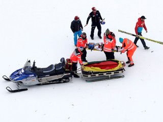 Gregora Schlierenzauera odniesli na nosidlách počas pretekov v Oberstdorfe.