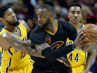 LeBron James (uprostred) potiahol svoj tím k výhre.