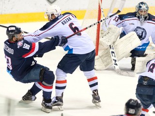 Lukáš Kozák (s číslom 6) v poslednom zápase sezóny proti Slovanu Bratislava zráža na ľad Jonathana Cheechooa.
