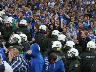Proti Fanúšikom Schalke musela v Solúne zasiahnuť polícia