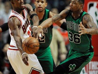 Jimmy Butler dokonale zvládol nápor na svoju nervovú sústavu a rozhodol o víťazstve basketbalistov Chicaga nad Bostonom 104:103 vo štvrtkovom stretnutí NBA. 