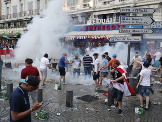 Ruskí chuligáni počas ME 2016 v Marseille napadli britských fanúšikov a zdemolovali niekoľko podnikov.