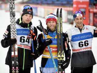 Trojica najlepších z nedeľňajších pretekov pózuje do objektívov fotografov - zľava druhý Ivo Niskanen, víťaz Martin Johnsrud Sundby a tretí Hans Christer Holund.
